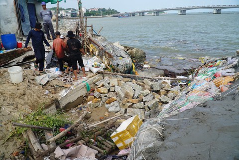 Sóng đánh sập 3 nhà dân, gần 40 hộ bị ảnh hưởng tại Nha Trang - Ảnh 4. Sóng đánh sập 3 nhà dân, gần 40 hộ bị ảnh hưởng tại Nha Trang - Ảnh 4.