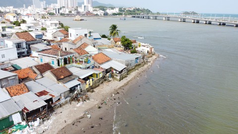Sóng đánh sập 3 nhà dân, gần 40 hộ bị ảnh hưởng tại Nha Trang - Ảnh 1. Sóng đánh sập 3 nhà dân, gần 40 hộ bị ảnh hưởng tại Nha Trang - Ảnh 1.