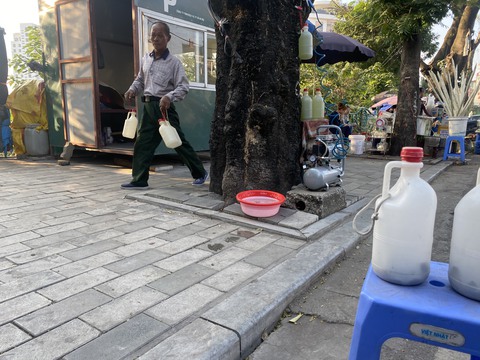 1,7km mọc gần 20 trạm xăng tự phát, người dân ‘nhắm mắt’ đổ xăng giá trên trời - Ảnh 3. 1,7km mọc gần 20 trạm xăng tự phát, người dân ‘nhắm mắt’ đổ xăng giá trên trời - Ảnh 3.