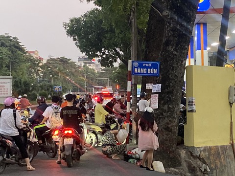 1,7km mọc gần 20 trạm xăng tự phát, người dân ‘nhắm mắt’ đổ xăng giá trên trời - Ảnh 4. 1,7km mọc gần 20 trạm xăng tự phát, người dân ‘nhắm mắt’ đổ xăng giá trên trời - Ảnh 4.