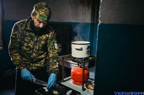 Đầu bếp quân đội Ukraine kể chuyện nấu ăn ‘không có điện’ trong thời chiến - Ảnh 3. Đầu bếp quân đội Ukraine kể chuyện nấu ăn ‘không có điện’ trong thời chiến - Ảnh 3.