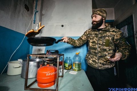 Đầu bếp quân đội Ukraine kể chuyện nấu ăn ‘không có điện’ trong thời chiến - Ảnh 2. Đầu bếp quân đội Ukraine kể chuyện nấu ăn ‘không có điện’ trong thời chiến - Ảnh 2.