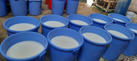 TP.HCM: Phát hiện 5 kho chứa và xưởng xô chậu pha chế hàng chục nhãn hiệu dầu gội, sữa tắm giả - Ảnh 3. TP.HCM: Phát hiện 5 kho chứa và xưởng xô chậu pha chế hàng chục nhãn hiệu dầu gội, sữa tắm giả - Ảnh 3.
