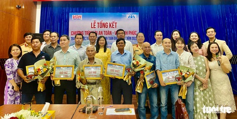Đi đúng làn đường, không nghe điện thoại khi lái xe để an toàn giao thông - Ảnh 1. Đi đúng làn đường, không nghe điện thoại khi lái xe để an toàn giao thông - Ảnh 1.