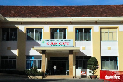Sau bữa trưa, 1 người tử vong, 5 người nguy kịch, nghi ngộ độc rượu - Ảnh 1. Sau bữa trưa, 1 người tử vong, 5 người nguy kịch, nghi ngộ độc rượu - Ảnh 1.
