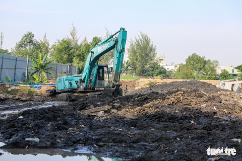 Bờ bao công trình chống ngập bị vỡ, gây ngập cả đêm ở phường Linh Đông - Ảnh 3. Bờ bao công trình chống ngập bị vỡ, gây ngập cả đêm ở phường Linh Đông - Ảnh 3.