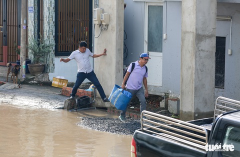 Bờ bao công trình chống ngập bị vỡ, gây ngập cả đêm ở phường Linh Đông - Ảnh 7. Bờ bao công trình chống ngập bị vỡ, gây ngập cả đêm ở phường Linh Đông - Ảnh 7.