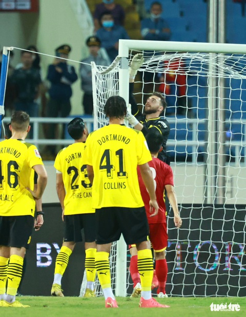 Thủ môn Dortmund tác động vật lý làm bung khung thành sân Mỹ Đình - Ảnh 3. Thủ môn Dortmund tác động vật lý làm bung khung thành sân Mỹ Đình - Ảnh 3.