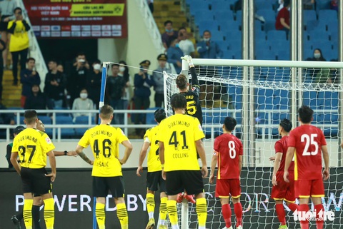 Thủ môn Dortmund tác động vật lý làm bung khung thành sân Mỹ Đình - Ảnh 2. Thủ môn Dortmund tác động vật lý làm bung khung thành sân Mỹ Đình - Ảnh 2.