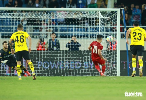 Thủ môn Dortmund tác động vật lý làm bung khung thành sân Mỹ Đình - Ảnh 4. Thủ môn Dortmund tác động vật lý làm bung khung thành sân Mỹ Đình - Ảnh 4.