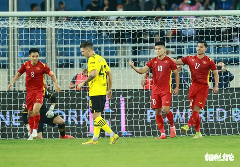 Thủ môn Dortmund tác động vật lý làm bung khung thành sân Mỹ Đình - Ảnh 5. Thủ môn Dortmund tác động vật lý làm bung khung thành sân Mỹ Đình - Ảnh 5.