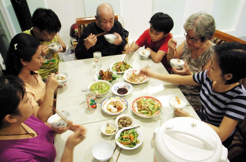 Giữ thành trì gia đình, nuôi hạnh phúc - Ảnh 1. Giữ thành trì gia đình, nuôi hạnh phúc - Ảnh 1.