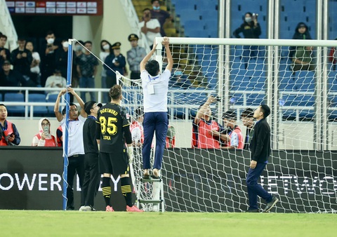 Ngán ngẩm sự cố xấu hổ trên sân Mỹ Đình trong trận Việt Nam - Borussia Dortmund - Ảnh 3. Ngán ngẩm sự cố xấu hổ trên sân Mỹ Đình trong trận Việt Nam - Borussia Dortmund - Ảnh 3.