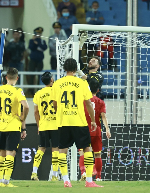 Ngán ngẩm sự cố xấu hổ trên sân Mỹ Đình trong trận Việt Nam - Borussia Dortmund - Ảnh 2. Ngán ngẩm sự cố xấu hổ trên sân Mỹ Đình trong trận Việt Nam - Borussia Dortmund - Ảnh 2.