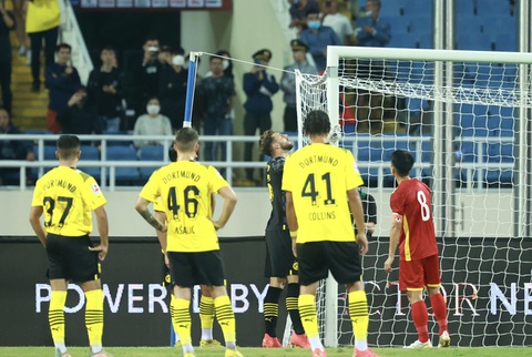 Ngán ngẩm sự cố xấu hổ trên sân Mỹ Đình trong trận Việt Nam - Borussia Dortmund - Ảnh 1. Ngán ngẩm sự cố xấu hổ trên sân Mỹ Đình trong trận Việt Nam - Borussia Dortmund - Ảnh 1.