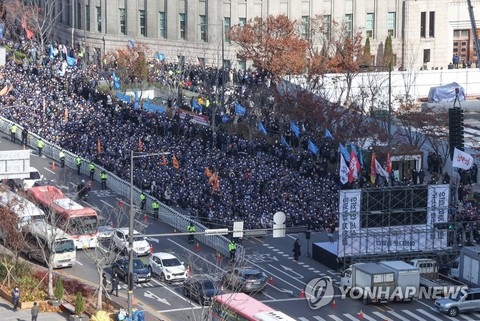 Tàu điện ngầm ở Seoul rối loạn vì đình công quá lớn - Ảnh 2. Tàu điện ngầm ở Seoul rối loạn vì đình công quá lớn - Ảnh 2.