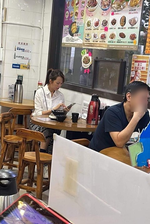 ‘Cựu hoa đán TVB Thái Thiếu Phân giản dị ăn quán ven đường, nhan sắc gây ‘choáng - Ảnh 1. ‘Cựu hoa đán TVB Thái Thiếu Phân giản dị ăn quán ven đường, nhan sắc gây ‘choáng - Ảnh 1.