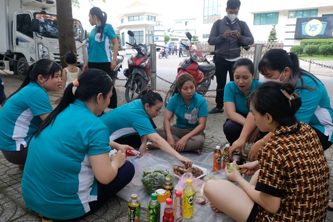 Công nhân ‘hùn’ tiền ăn chia tay ngay trên vỉa hè khi công ty cho nghỉ việc hàng loạt - Ảnh 1. Công nhân ‘hùn’ tiền ăn chia tay ngay trên vỉa hè khi công ty cho nghỉ việc hàng loạt - Ảnh 1.