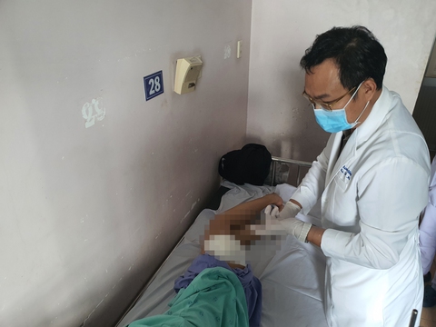Biến chứng khi tiêm filler vào mông, cô gái trẻ TP.HCM phải mổ bốn lần tốn hàng trăm triệu đồng - Ảnh 1. Biến chứng khi tiêm filler vào mông, cô gái trẻ TP.HCM phải mổ bốn lần tốn hàng trăm triệu đồng - Ảnh 1.