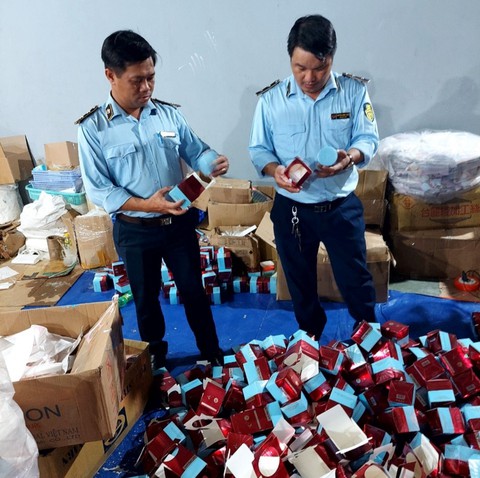TP.HCM: Phát hiện 5 kho chứa và xưởng xô chậu pha chế hàng chục nhãn hiệu dầu gội, sữa tắm giả - Ảnh 2. TP.HCM: Phát hiện 5 kho chứa và xưởng xô chậu pha chế hàng chục nhãn hiệu dầu gội, sữa tắm giả - Ảnh 2.