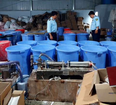 TP.HCM: Phát hiện 5 kho chứa và xưởng xô chậu pha chế hàng chục nhãn hiệu dầu gội, sữa tắm giả - Ảnh 1. TP.HCM: Phát hiện 5 kho chứa và xưởng xô chậu pha chế hàng chục nhãn hiệu dầu gội, sữa tắm giả - Ảnh 1.
