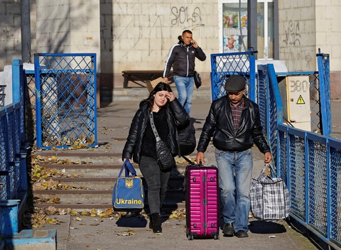 Nga sơ tán hơn 5.000 người mỗi ngày khỏi Kherson do Ukraine phản công - Ảnh 1. Nga sơ tán hơn 5.000 người mỗi ngày khỏi Kherson do Ukraine phản công - Ảnh 1.