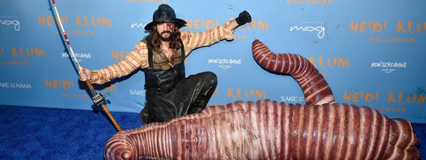Nữ hoàng Halloween Heidi Klum hé lộ quá trình tạo trang phục chú sâu khủng - Ảnh 2. Nữ hoàng Halloween Heidi Klum hé lộ quá trình tạo trang phục chú sâu khủng - Ảnh 2.