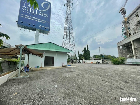 Bất chấp biển cấm đậu, xe Thành Bưởi lại đón khách ở bến cóc quận 5, quận 10 - Ảnh 3. Bất chấp biển cấm đậu, xe Thành Bưởi lại đón khách ở bến cóc quận 5, quận 10 - Ảnh 3.