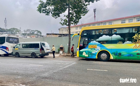 Bất chấp biển cấm đậu, xe Thành Bưởi lại đón khách ở bến cóc quận 5, quận 10 - Ảnh 2. Bất chấp biển cấm đậu, xe Thành Bưởi lại đón khách ở bến cóc quận 5, quận 10 - Ảnh 2.