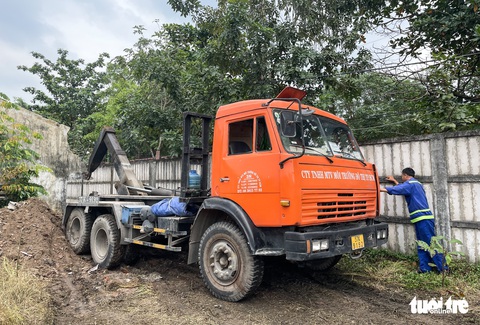 Khai quật khu đất 4.000m2, nơi Công ty Sài Gòn Group xả bậy chất thải hầm cầu - Ảnh 3. Khai quật khu đất 4.000m2, nơi Công ty Sài Gòn Group xả bậy chất thải hầm cầu - Ảnh 3.