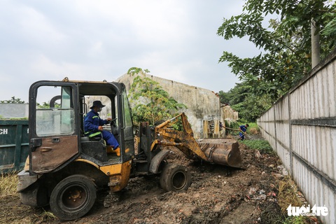 Khai quật khu đất 4.000m2, nơi Công ty Sài Gòn Group xả bậy chất thải hầm cầu - Ảnh 6. Khai quật khu đất 4.000m2, nơi Công ty Sài Gòn Group xả bậy chất thải hầm cầu - Ảnh 6.