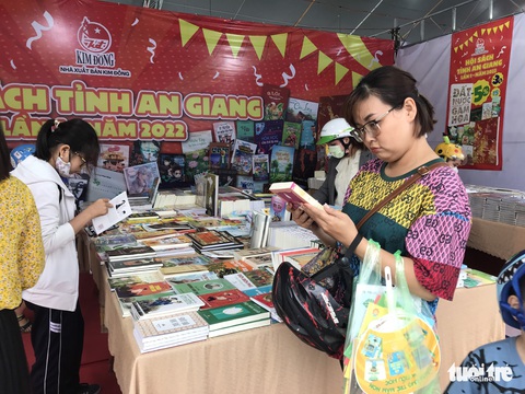 Bạn đọc săn sách giảm giá tại Ngày hội sách tỉnh An Giang - Ảnh 1. Bạn đọc săn sách giảm giá tại Ngày hội sách tỉnh An Giang - Ảnh 1.