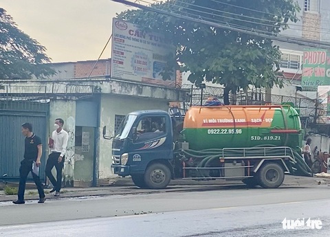 Rà soát từ điều tra của Tuổi Trẻ: Có xe hút hầm cầu 10 tháng chỉ xử lý chất thải 4 lần - Ảnh 1. Rà soát từ điều tra của Tuổi Trẻ: Có xe hút hầm cầu 10 tháng chỉ xử lý chất thải 4 lần - Ảnh 1.