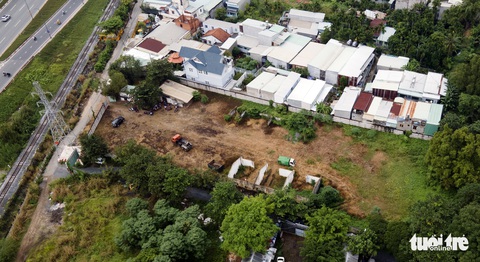 Khai quật khu đất 4.000m2, nơi Công ty Sài Gòn Group xả bậy chất thải hầm cầu - Ảnh 7. Khai quật khu đất 4.000m2, nơi Công ty Sài Gòn Group xả bậy chất thải hầm cầu - Ảnh 7.