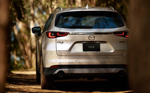 Mazda CX-8 2023 ra mắt: Hoàn thiện hơn, tăng sức đấu Hyundai Santa Fe - Ảnh 2. Mazda CX-8 2023 ra mắt: Hoàn thiện hơn, tăng sức đấu Hyundai Santa Fe - Ảnh 2.