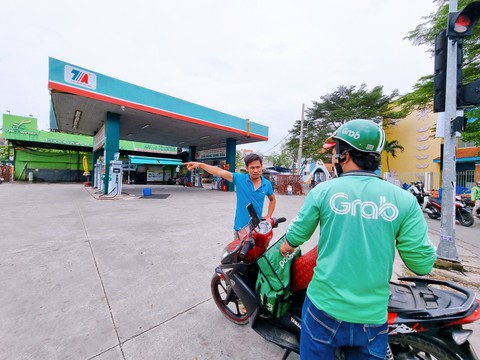 TP.HCM tái diễn cảnh hết xăng, tạm ngưng bán chờ hàng về - Ảnh 1. TP.HCM tái diễn cảnh hết xăng, tạm ngưng bán chờ hàng về - Ảnh 1.