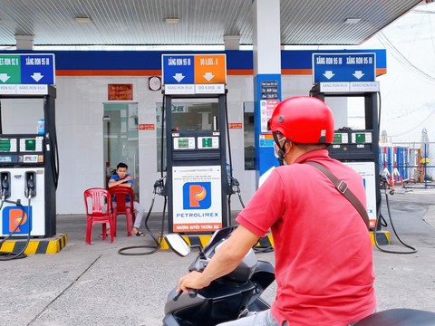 TP.HCM tái diễn cảnh hết xăng, tạm ngưng bán chờ hàng về - Ảnh 2. TP.HCM tái diễn cảnh hết xăng, tạm ngưng bán chờ hàng về - Ảnh 2.