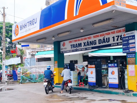 TP.HCM tái diễn cảnh hết xăng, tạm ngưng bán chờ hàng về - Ảnh 5. TP.HCM tái diễn cảnh hết xăng, tạm ngưng bán chờ hàng về - Ảnh 5.