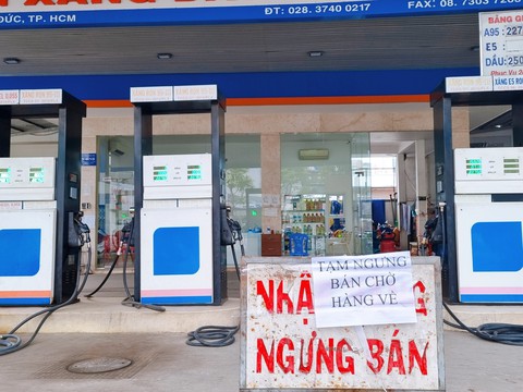 TP.HCM tái diễn cảnh hết xăng, tạm ngưng bán chờ hàng về - Ảnh 4. TP.HCM tái diễn cảnh hết xăng, tạm ngưng bán chờ hàng về - Ảnh 4.