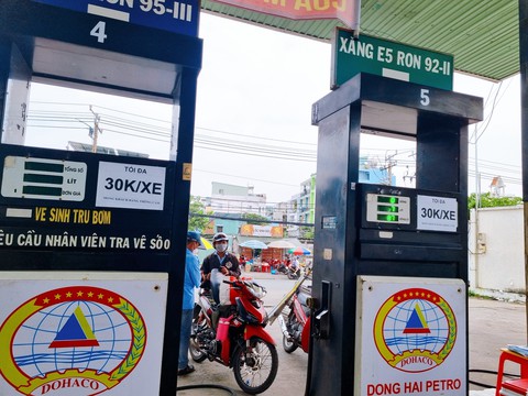 TP.HCM tái diễn cảnh hết xăng, tạm ngưng bán chờ hàng về - Ảnh 3. TP.HCM tái diễn cảnh hết xăng, tạm ngưng bán chờ hàng về - Ảnh 3.