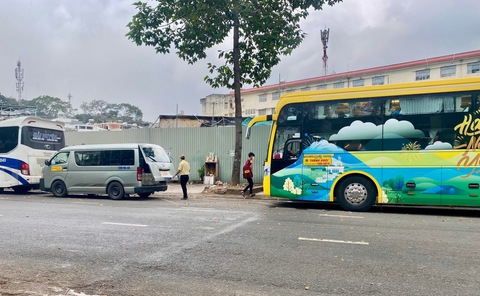 Nạn xe dù, bến cóc tạo nên nhiều bến xe thu nhỏ ở trung tâm thành phố - Ảnh 1. Nạn xe dù, bến cóc tạo nên nhiều bến xe thu nhỏ ở trung tâm thành phố - Ảnh 1.