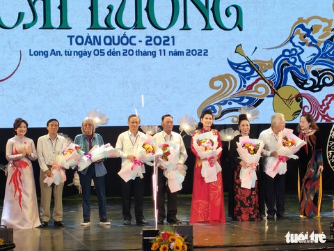 NSND Bạch Tuyết làm giám khảo Liên hoan cải lương toàn quốc - 2021 - Ảnh 5. NSND Bạch Tuyết làm giám khảo Liên hoan cải lương toàn quốc - 2021 - Ảnh 5.