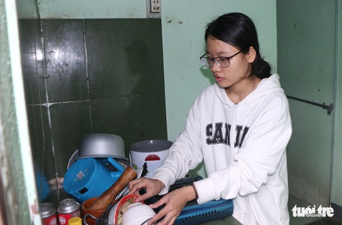 Làm công nhân may, Chi vẫn khao khát được đi học - Ảnh 1. Làm công nhân may, Chi vẫn khao khát được đi học - Ảnh 1.