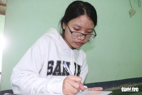 Làm công nhân may, Chi vẫn khao khát được đi học - Ảnh 3. Làm công nhân may, Chi vẫn khao khát được đi học - Ảnh 3.