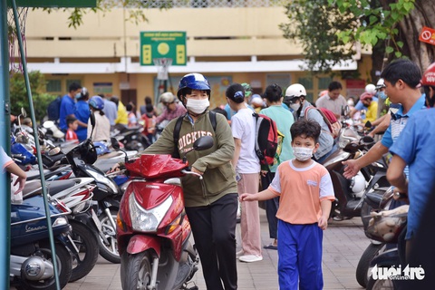 Lùi giờ vào học dù chỉ một chút, học sinh cũng dễ thở hơn - Ảnh 1. Lùi giờ vào học dù chỉ một chút, học sinh cũng dễ thở hơn - Ảnh 1.