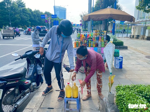 Cây xăng cục gạch xuất hiện tràn lan dọc các tuyến đường ở TP.HCM - Ảnh 1. Cây xăng cục gạch xuất hiện tràn lan dọc các tuyến đường ở TP.HCM - Ảnh 1.
