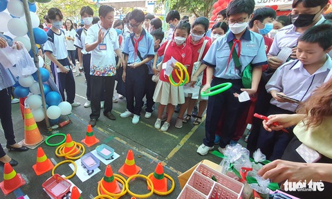 Học sinh bất ngờ với các trò chơi vận dụng kiến thức tại ngày hội toán học - Ảnh 4. Học sinh bất ngờ với các trò chơi vận dụng kiến thức tại ngày hội toán học - Ảnh 4.