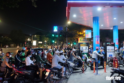 Đổ xăng khuya ở Hà Nội: Giận tím tái khi chờ 30 phút đến lượt thì hết xăng - Ảnh 6. Đổ xăng khuya ở Hà Nội: Giận tím tái khi chờ 30 phút đến lượt thì hết xăng - Ảnh 6.