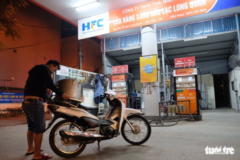 Đổ xăng khuya ở Hà Nội: Giận tím tái khi chờ 30 phút đến lượt thì hết xăng - Ảnh 4. Đổ xăng khuya ở Hà Nội: Giận tím tái khi chờ 30 phút đến lượt thì hết xăng - Ảnh 4.