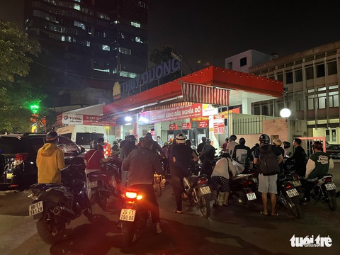 Đổ xăng khuya ở Hà Nội: Giận tím tái khi chờ 30 phút đến lượt thì hết xăng - Ảnh 5. Đổ xăng khuya ở Hà Nội: Giận tím tái khi chờ 30 phút đến lượt thì hết xăng - Ảnh 5.